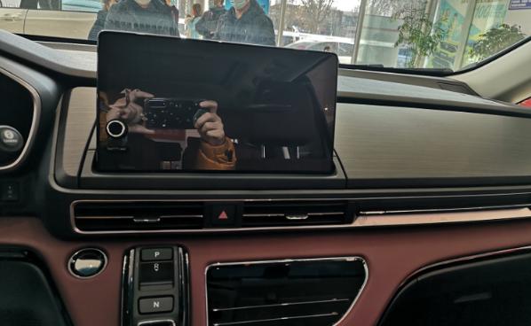 26款的本田艾力绅给我的感触就是豪华感与精致感升级不少，座椅出现了这种红色的内饰