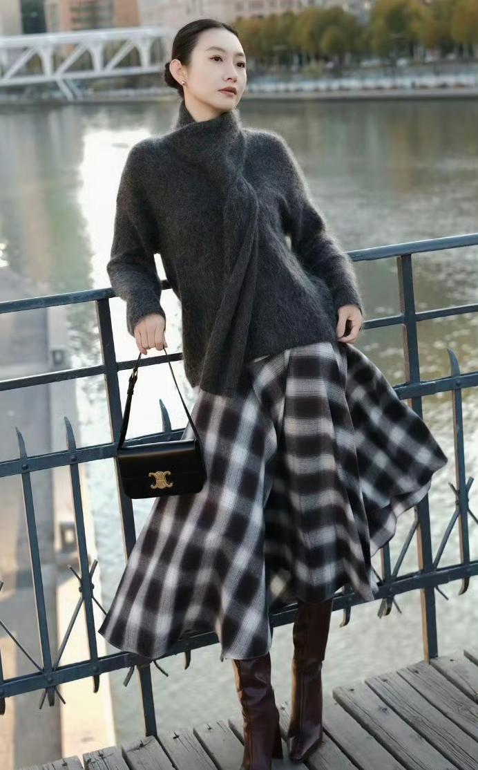 秋日穿搭指南：灰色毛衣+格子裙，优雅又时尚！
