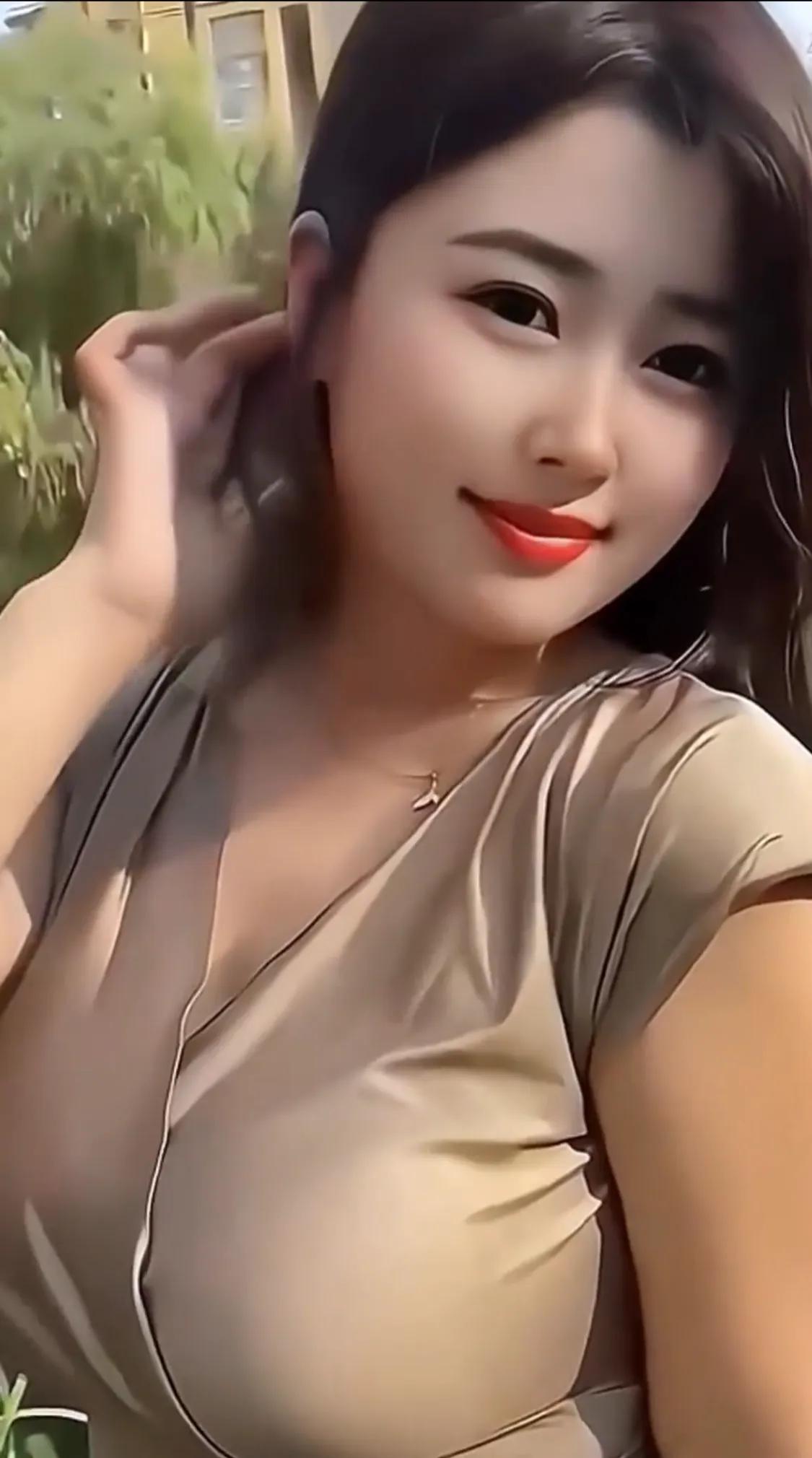 刚才在一家店和朋友看见一件衣服500多，我就小声说了句：“啊！这件要500多！
