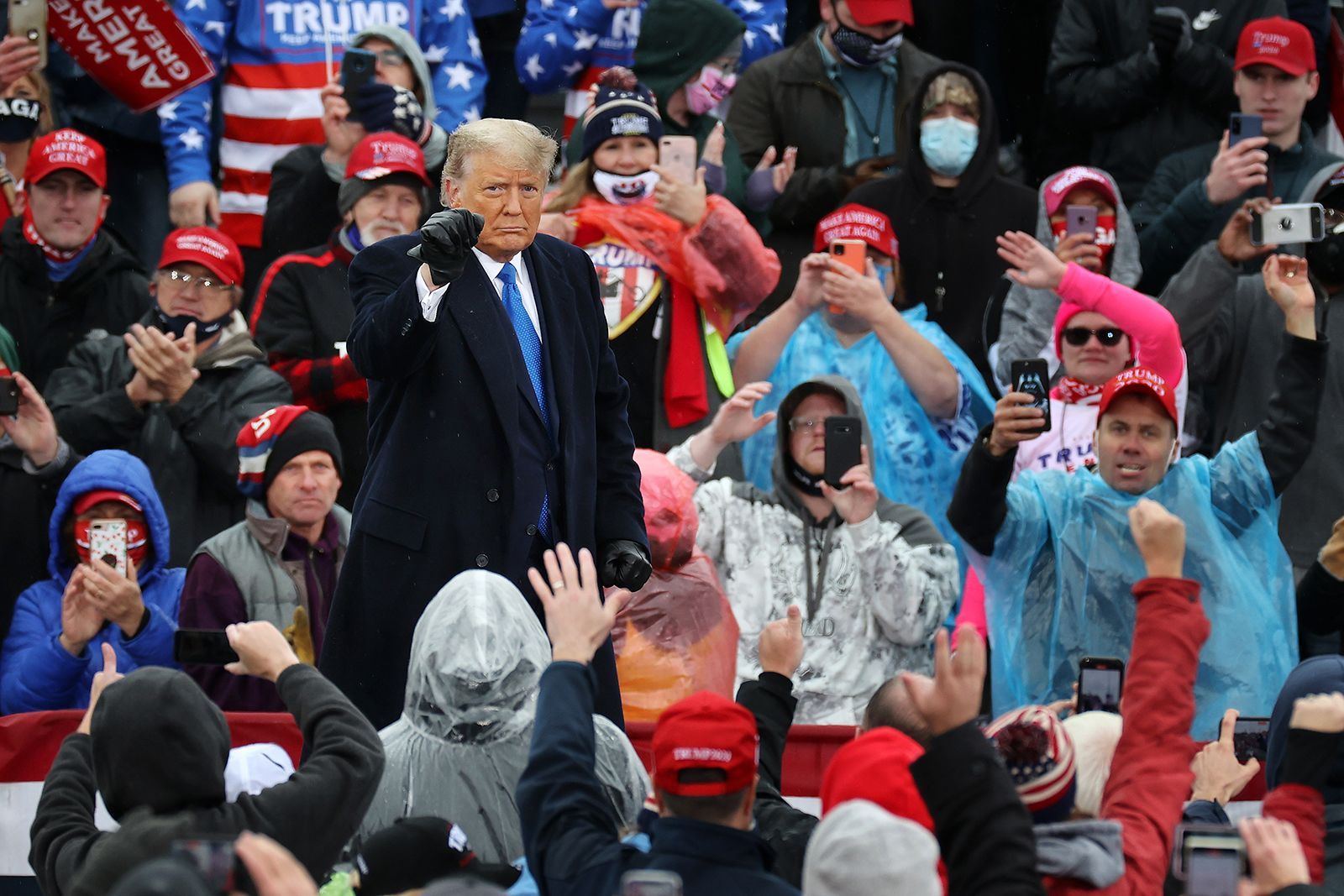 美国总统特朗普再次承诺，将利用关税收入向大多数民众发放至少两千美元红利，高收入者