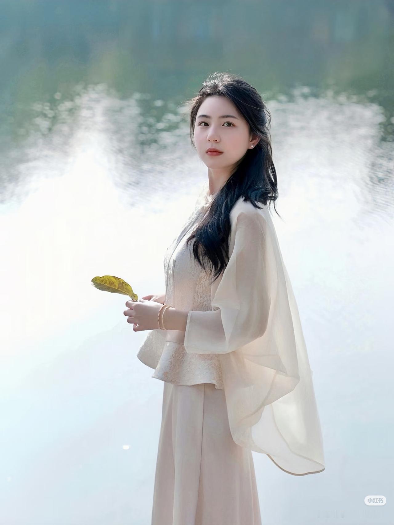 一位识人专家说：
“高手看女人，从来不看前凸后翘，不看腰臀比，而是看
脸、看气质