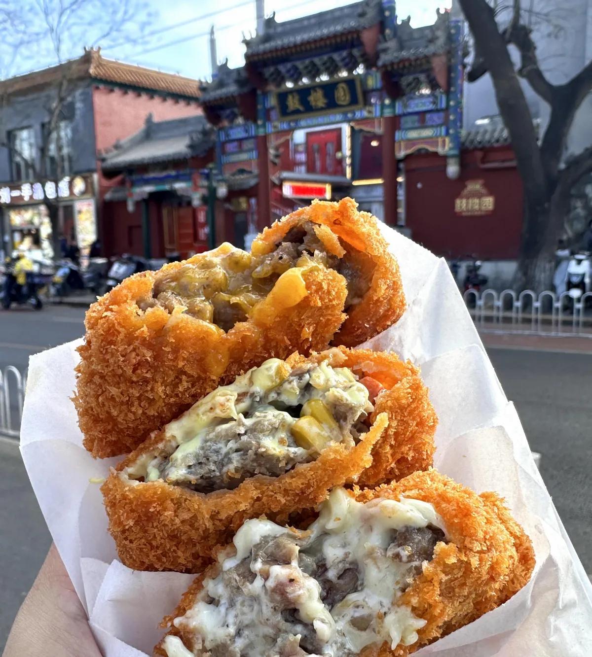 鼓楼那边逛胡同，路过一家卖芝士牛肉饼的小店，就在鼓楼大街地铁站出来往南走那条巷子