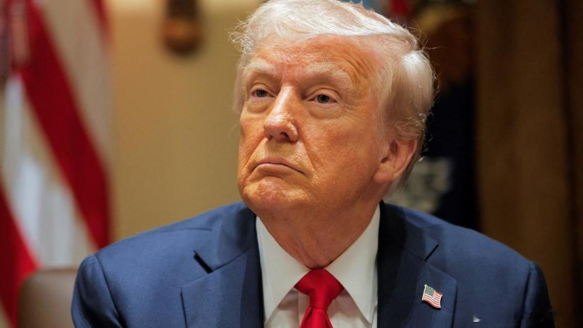 俄乌冲突 普京同意懂委员长的请求：暂停对乌克兰的空袭行动一周。（摇摇头）懂委员长