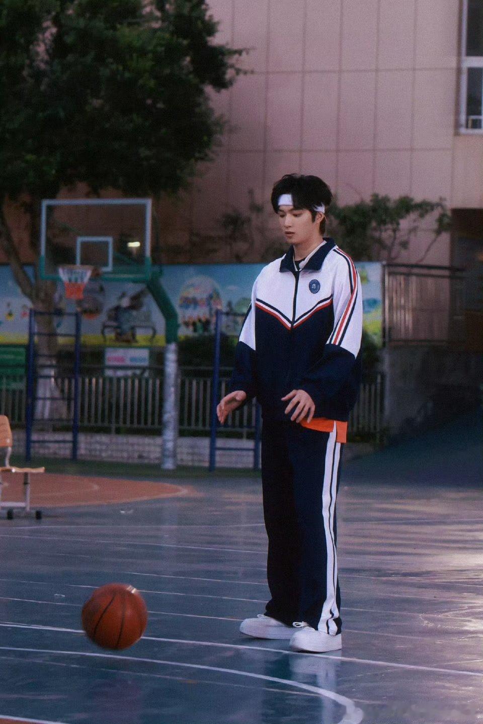 刘耀文晒乐山打篮球照刘耀文晒乐山打篮球照 