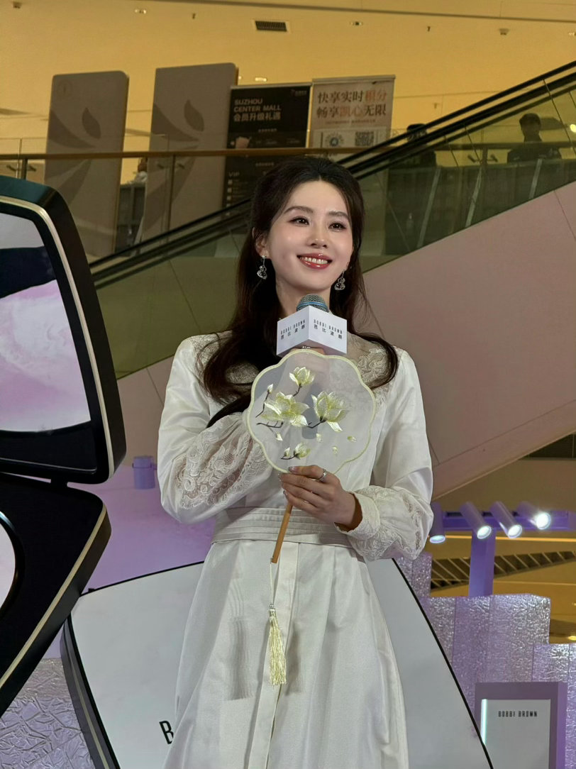 刘诗诗镂空衬衫国风裙刘诗诗镂空衬衫国风裙，这个刘诗诗美成啥了，谁懂姐姐一颦一笑的