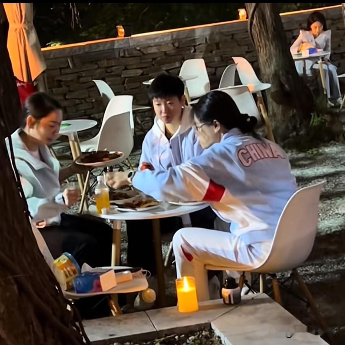 莎莎这是在户外野餐吗！
北满的晚宴搞得像户外野餐一样，小椅子小桌子！莎莎佳佳还有