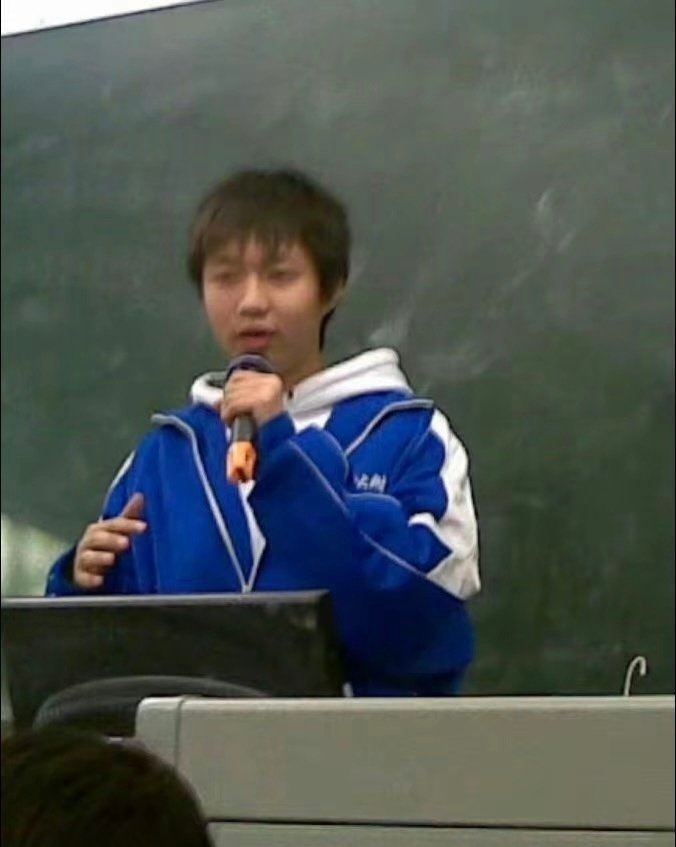 张艺兴中学时期旧照 第一次见张艺兴这张中学时期的旧照，青涩中带点可爱的张加帅学长