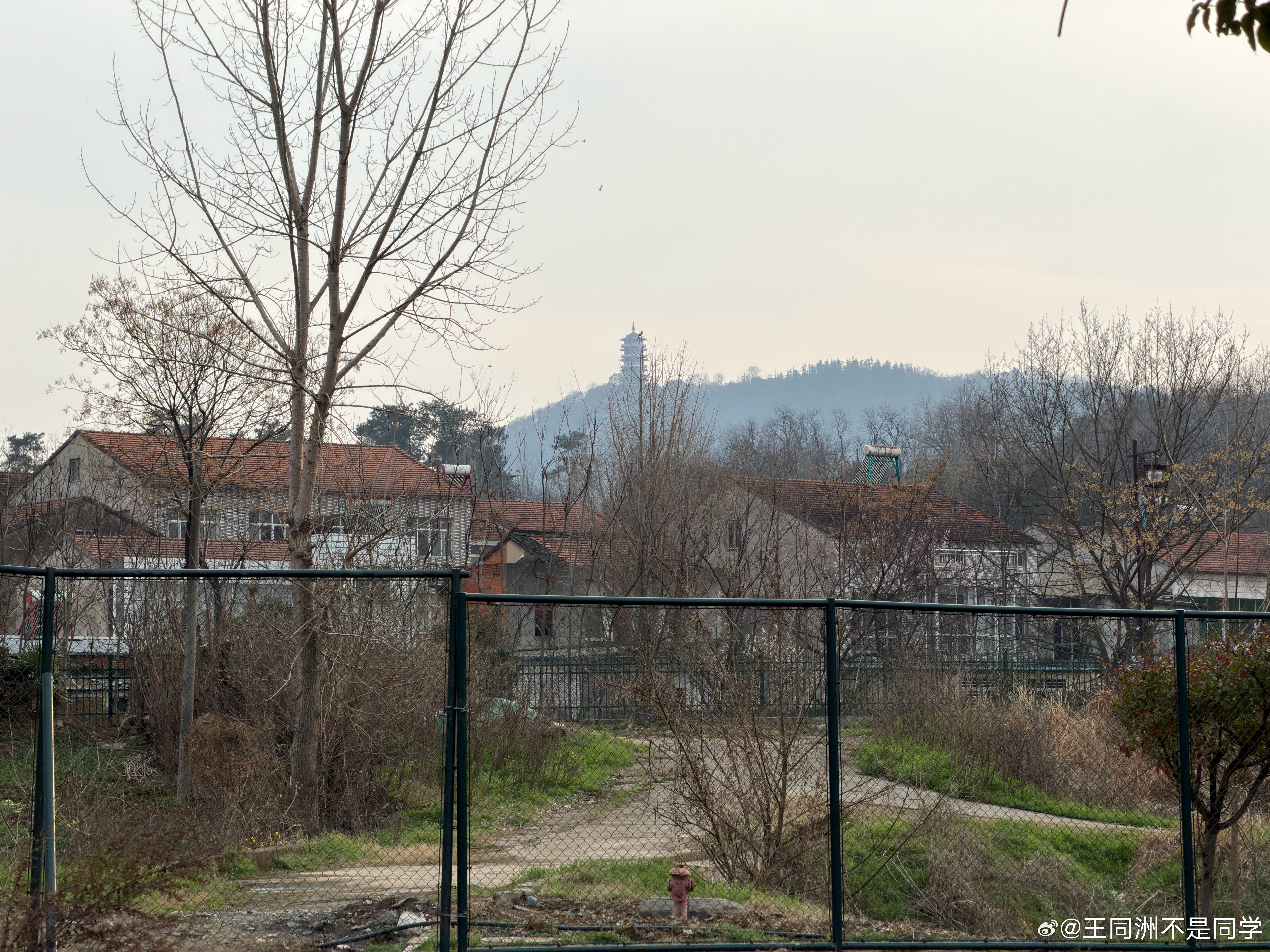 丞相，别来无恙乎？躬耕旧地，隆中山水依然；隆中对策，千秋谋略长存。昔者公未出茅庐