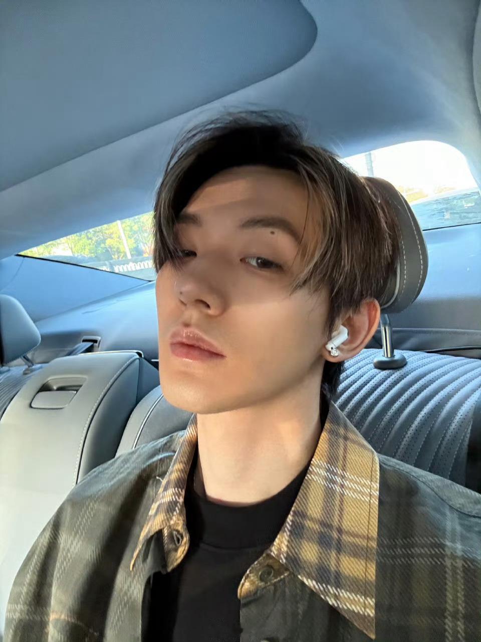 邓为的五一自拍营业，好帅气的为子，五一快乐呀 ​​​