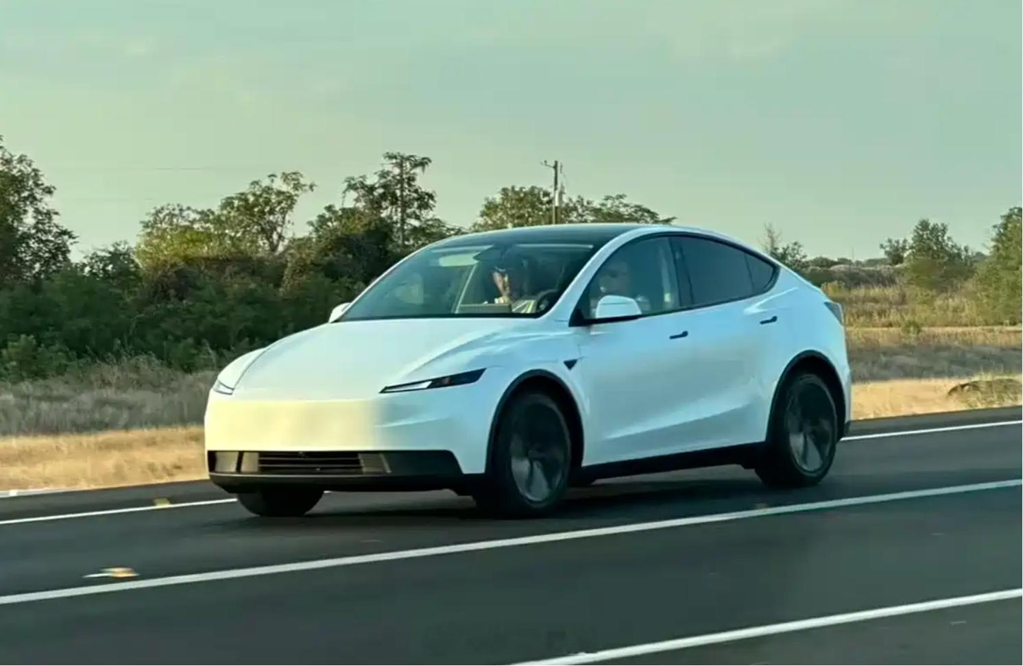 网上曝光的廉价版特斯拉Model Y，这真是简约到不能再简约了：1、贯穿式车灯没