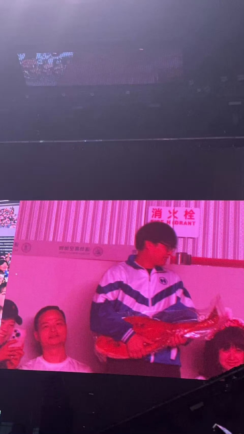 徐良演唱会抽了四只猪腿徐良演唱会猪腿我是真想要没想到演唱会还能抽猪腿，徐良脑洞大