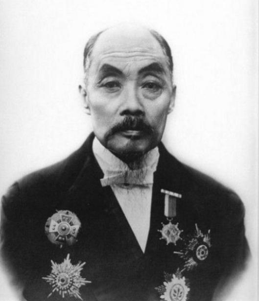 这是真正的企业家！1895 年张謇放下仕途事务，扎根南通筹备实业建厂。他四处聚拢