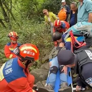 67岁老人被困深山2小时！退休团雨后徒步惹祸，消防员冒死攀爬70度陡坡救人
 