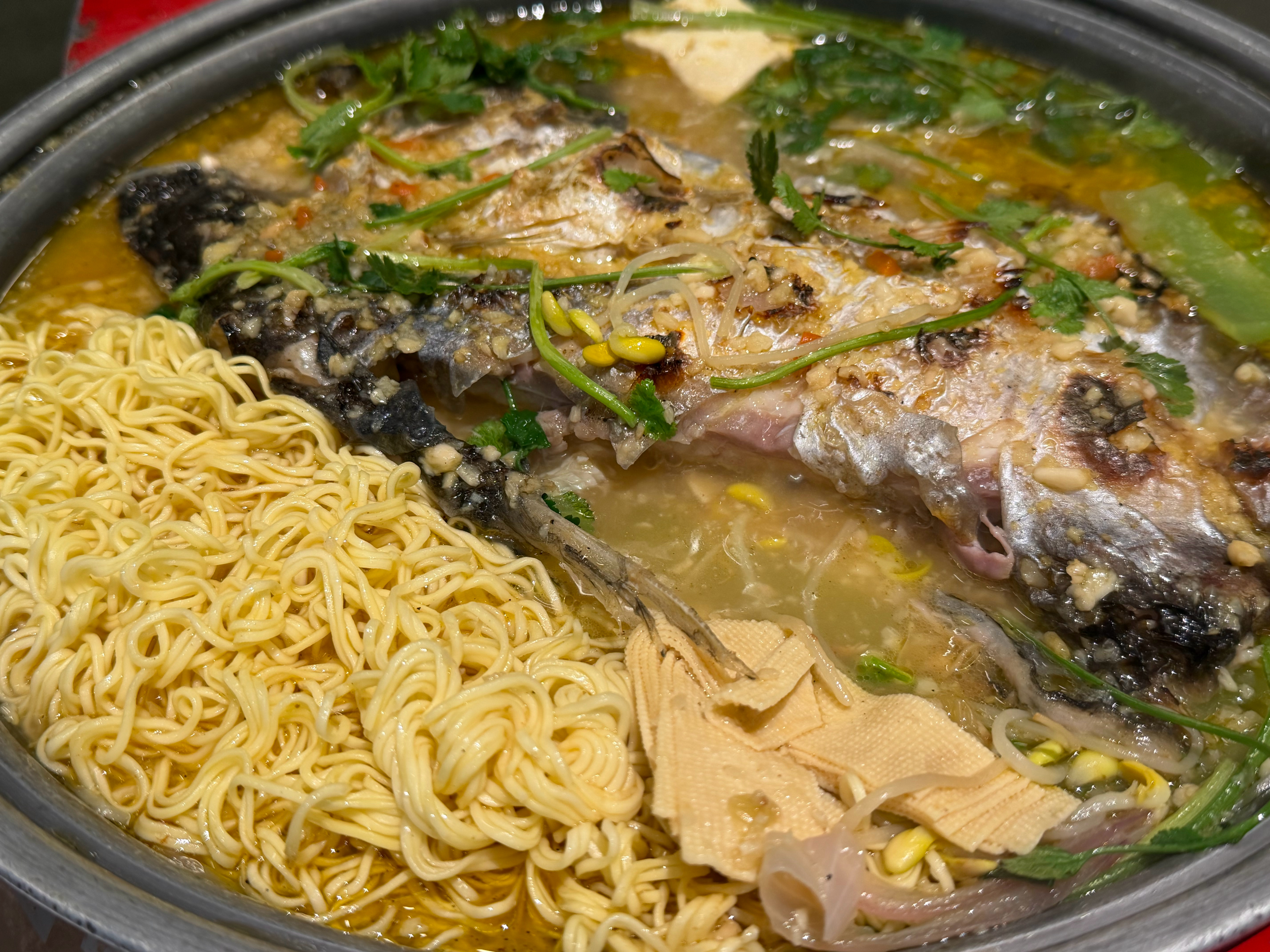 晚餐吃鱼，祝大家新年快乐，年年有余