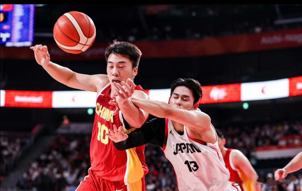 亚运会上中国男篮输了近20分，败给日本男篮，半决赛被淘汰了。
     这是中国