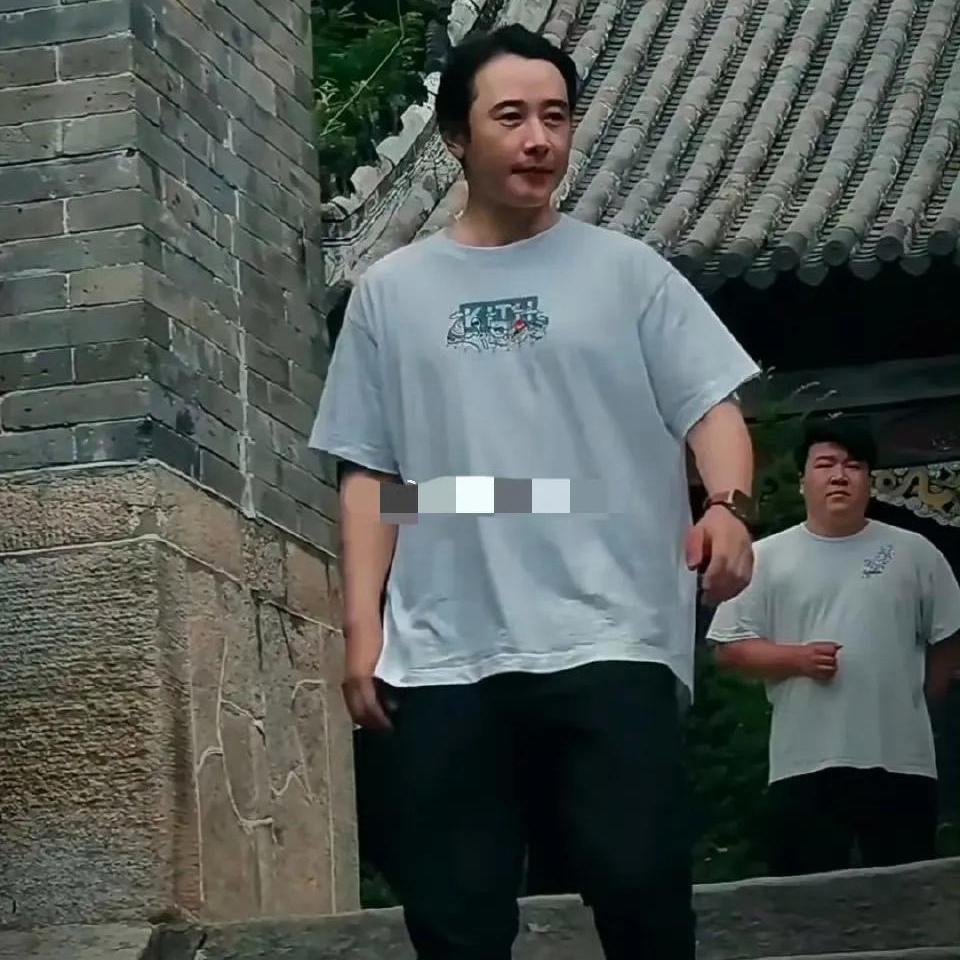 罗晋私下被说眼里没光？真相太真实
 
不少人看到罗晋素颜路人照，直言他眼神黯淡、