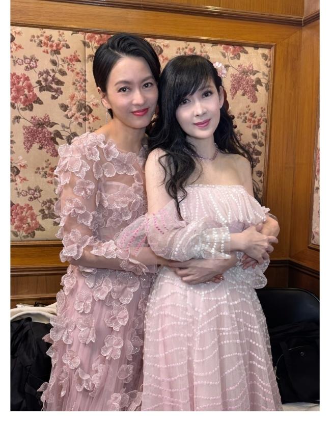 这俩人的裙子异曲同工，但是感觉梁咏琪穿更好看。