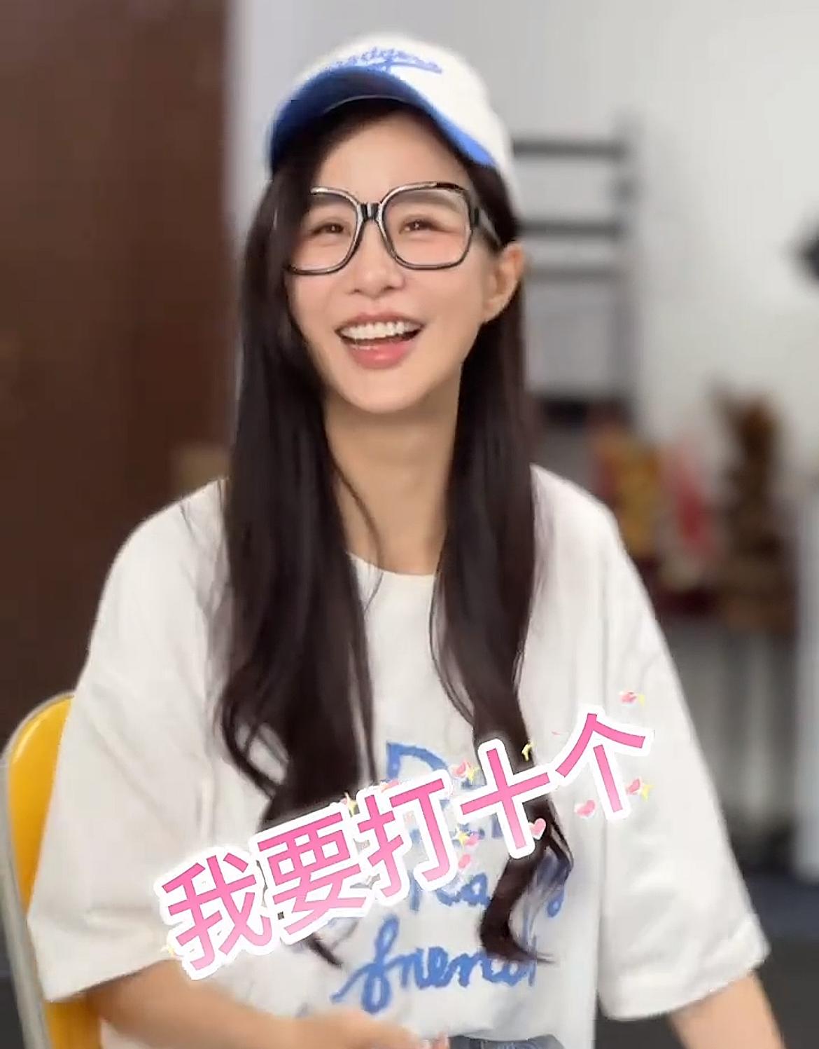 球球全面开始反击。
直言“要打10个”，曝其关键武器，已开始学习专业舞蹈，穿露脐