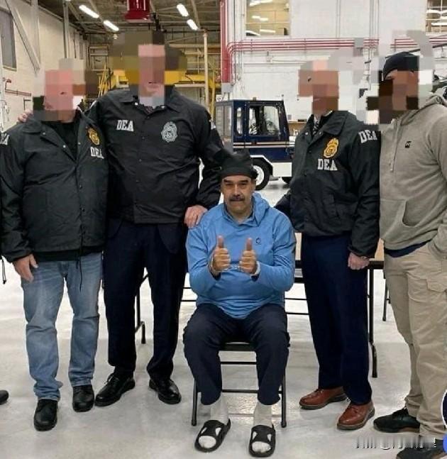 马杜罗戴手铐抵美！美国撕碎国际法这幕，给台海提了个醒，实力，才是硬道理！


看