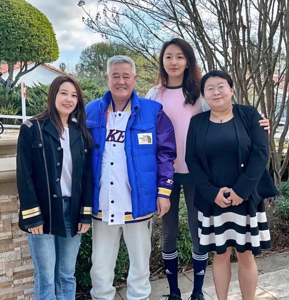 7月15日，68岁赵本山凭退休近况冲上热搜。

女儿球球透露，他已长期定居海南三