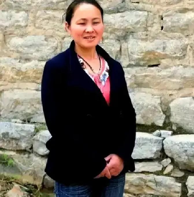 1994年，一名18岁的女孩被人贩子以2700元卖给了一位放羊人，洞房当晚，女孩