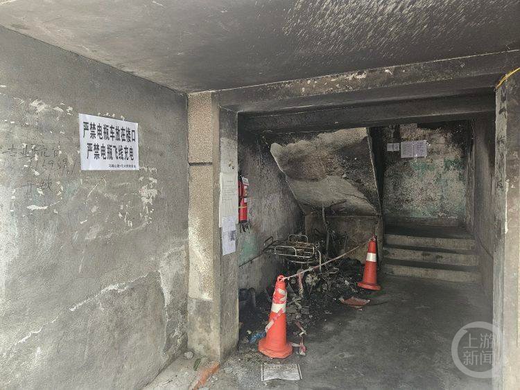 成都一小区电瓶车楼道“飞线充电”酿火灾，一家四口1死2伤，涉