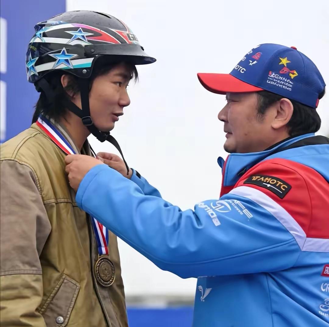 张雪这事儿，真给所有普通人提了个醒——别再说读书没用，那是你没见过知识怎么把烂牌