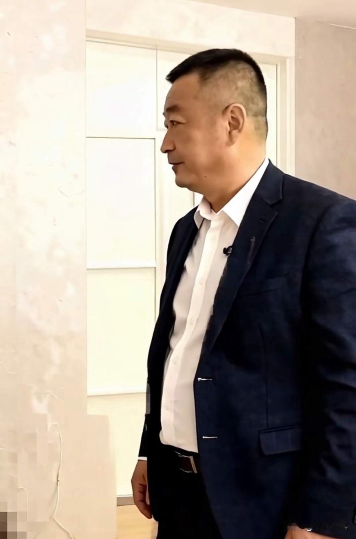 老金毛在看房子，难道有好事将近吗？
   老金毛和金毛的房子在同一个小区，这个小