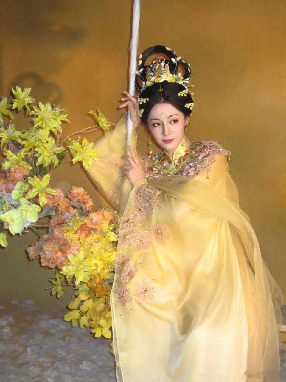 黄色妆造的嫦娥美我一大跳！热巴中秋限定也太美了！让人眼前一亮[期待][期待] 期