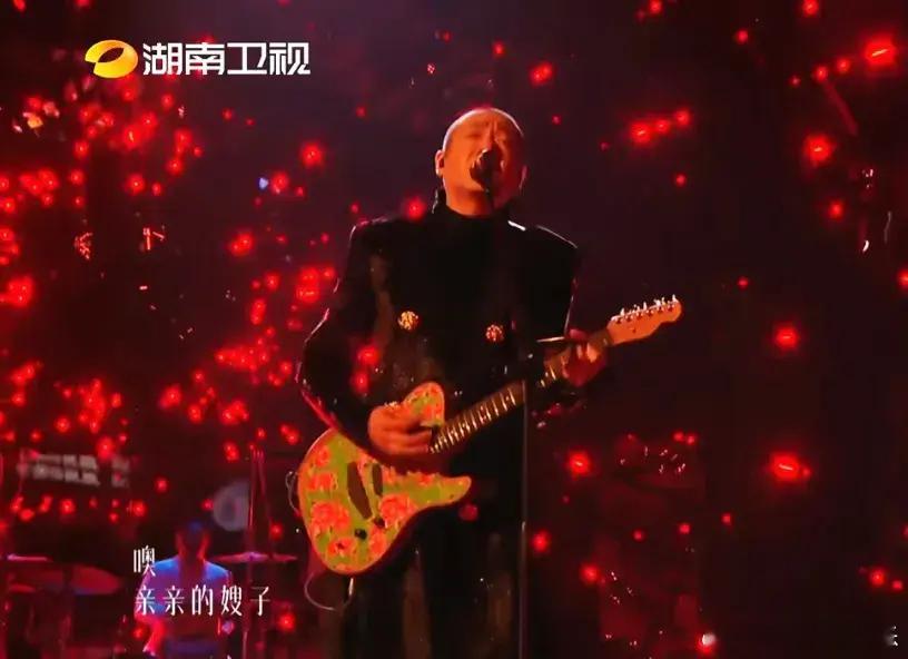 二手玫瑰表现不佳，其中的一个实质原因是：乐队并不是适合《歌手2024》这样的直播