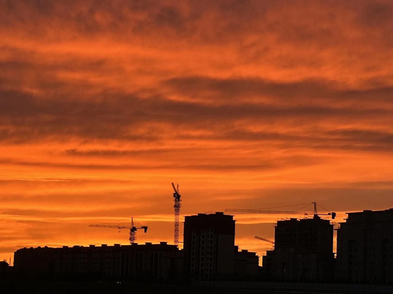 有时候你走在街上感觉天好蓝，
夕阳落日好美，
掏出手机来拍一张，
以后看到这张照
