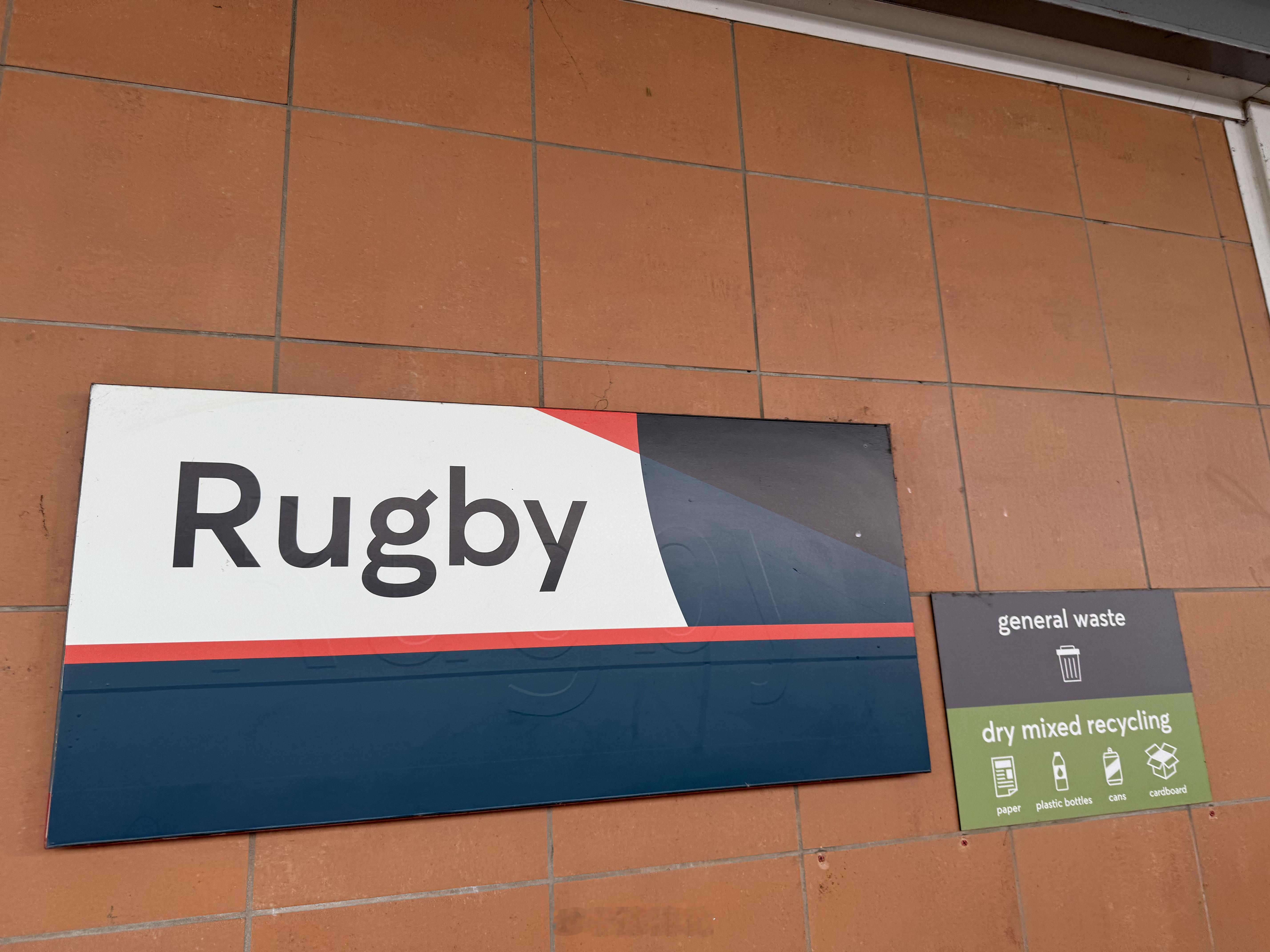 打卡英国小城Rugby拉格比，可惜后续列车晚点了，希望可以顺利赶上比赛啊[笑cr