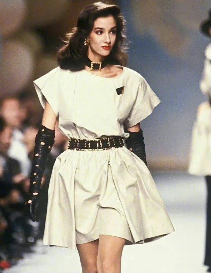 香奈儿1988年的一场秀， 时尚考古真的太好看啦~

香奈儿作为国际知名时装品牌