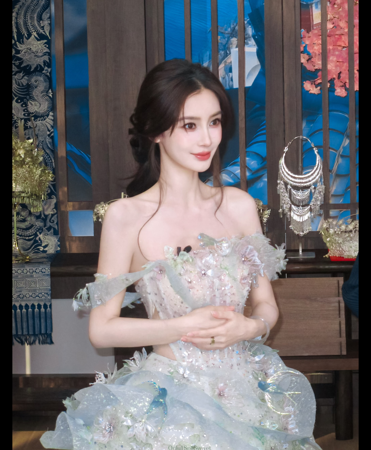方圆撞脸angelababy方圆活动图又被说撞杨颖，之前商用复刻精灵造型还道过歉