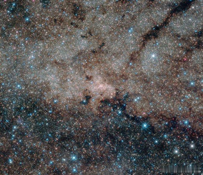 宇宙碰撞全力爆发：NGC 5256（Markarian 266）的戏剧性合并在大