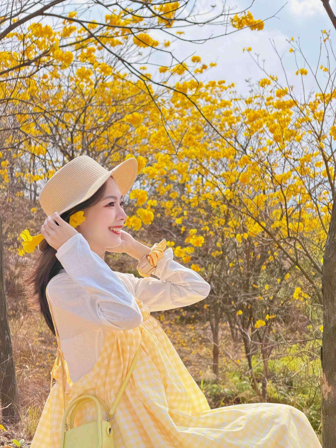 🌿 春日黄花风铃木森系穿搭
这套穿搭是黄花风铃木花海出游、森系野餐、户外踏青的