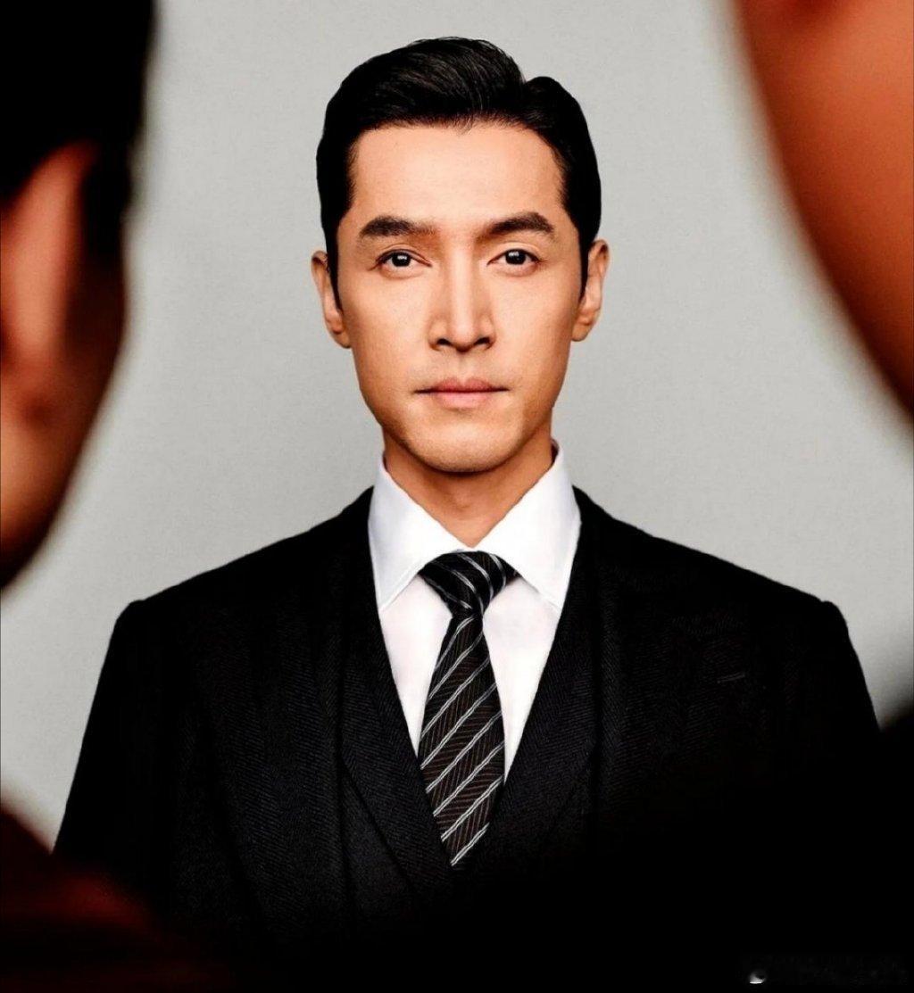 “王家卫把全组逼到崩溃，唯独没动胡歌一根头发。”这话在横店悄悄传了三年。有人拍到