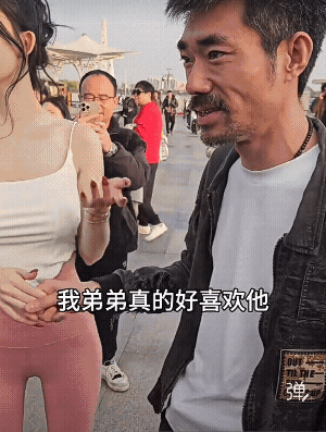 不知道有没有人发现 其实他的眼睛比较清澈很有神的！[赞][大笑][玫瑰]