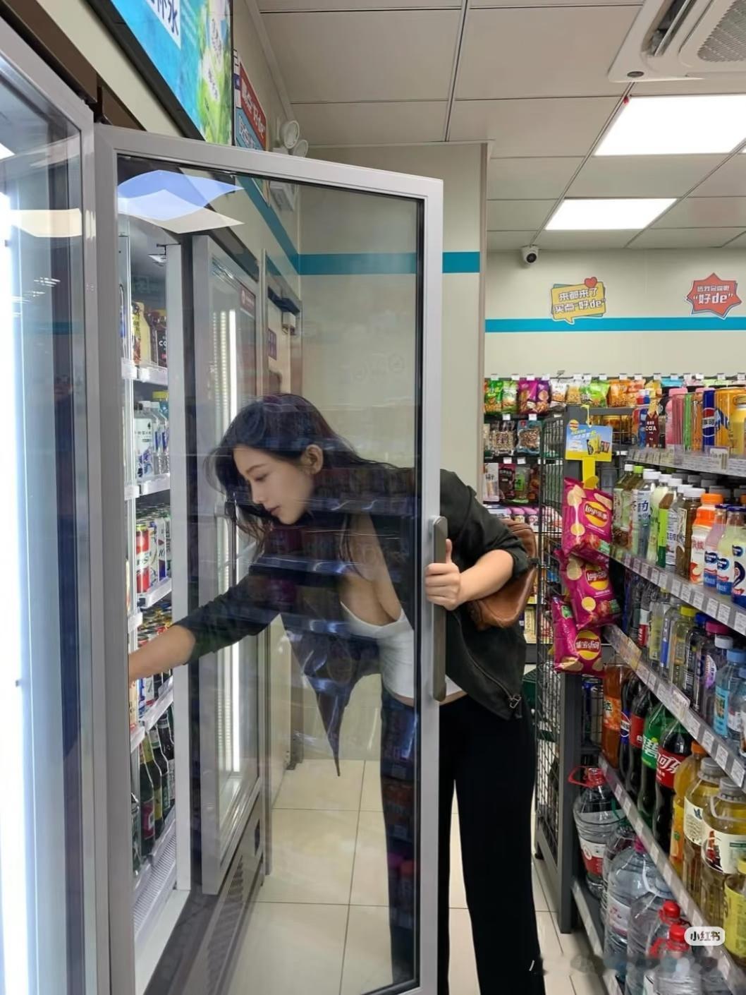 冰镇饮料解暑热，夏日清凉在心间。