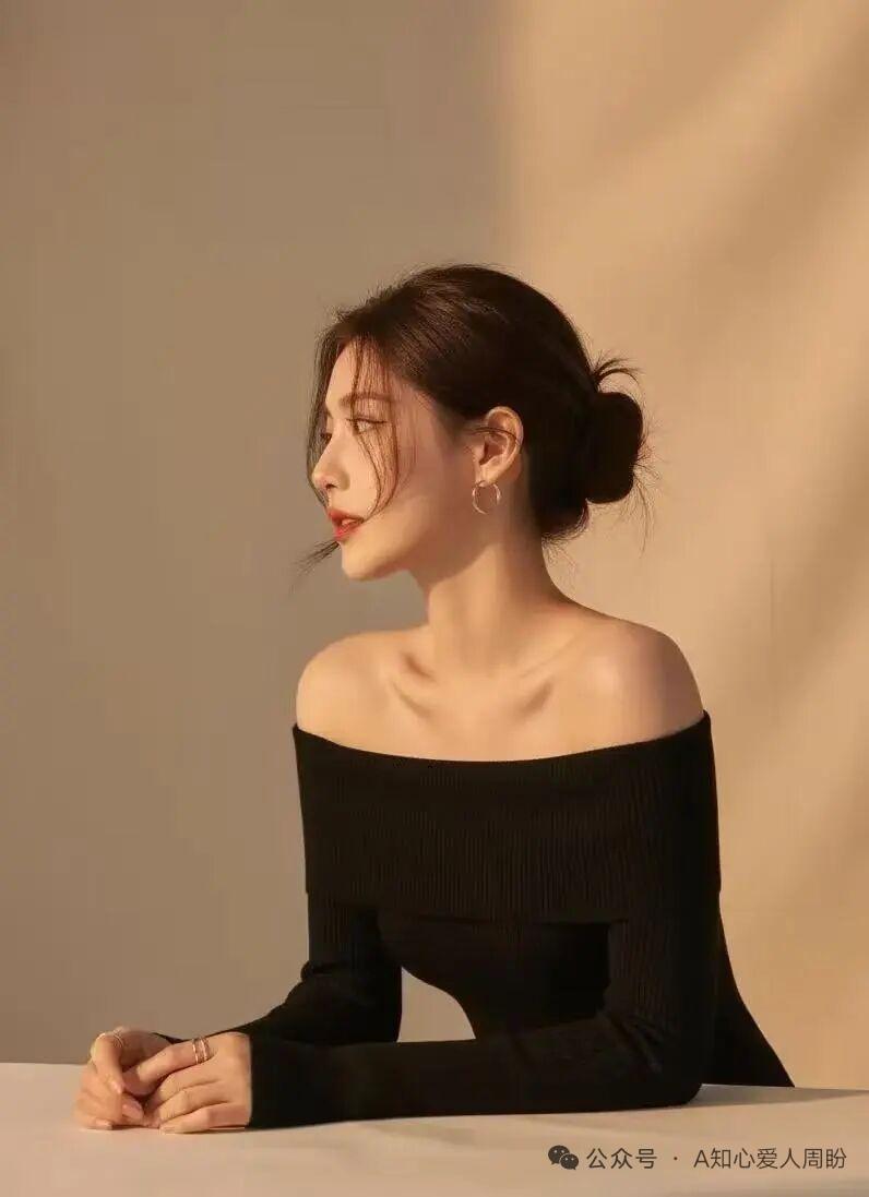这位女士侧身坐着，显得很优雅。