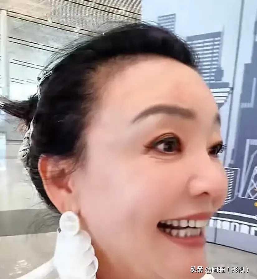 小玥儿如今反抗力极强，心底隔阂早已根深蒂固。
从不是胳膊拧不过大腿，而是长久疏离