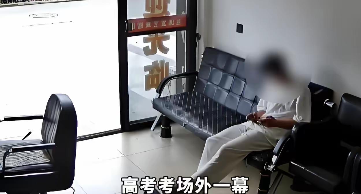 泪目了，湖北，一男生独自骑车赶考，考完试后，中午没有饭吃，也没地方去，他鼓起勇气