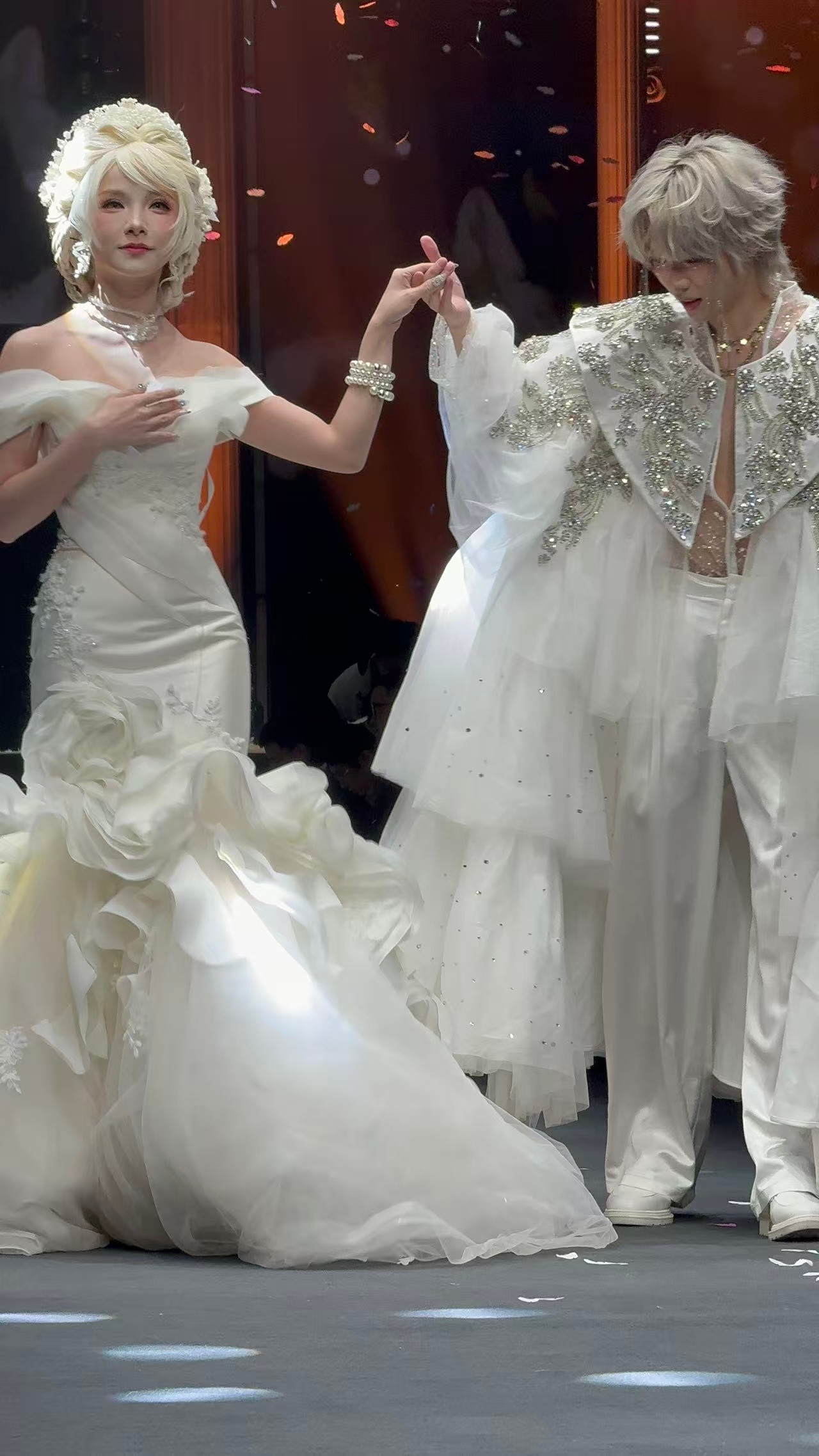 骑士猫猫已就位！LGD猫猫解锁限定身份，与谢安然的舞台适配度直接拉满猫猫一日骑士