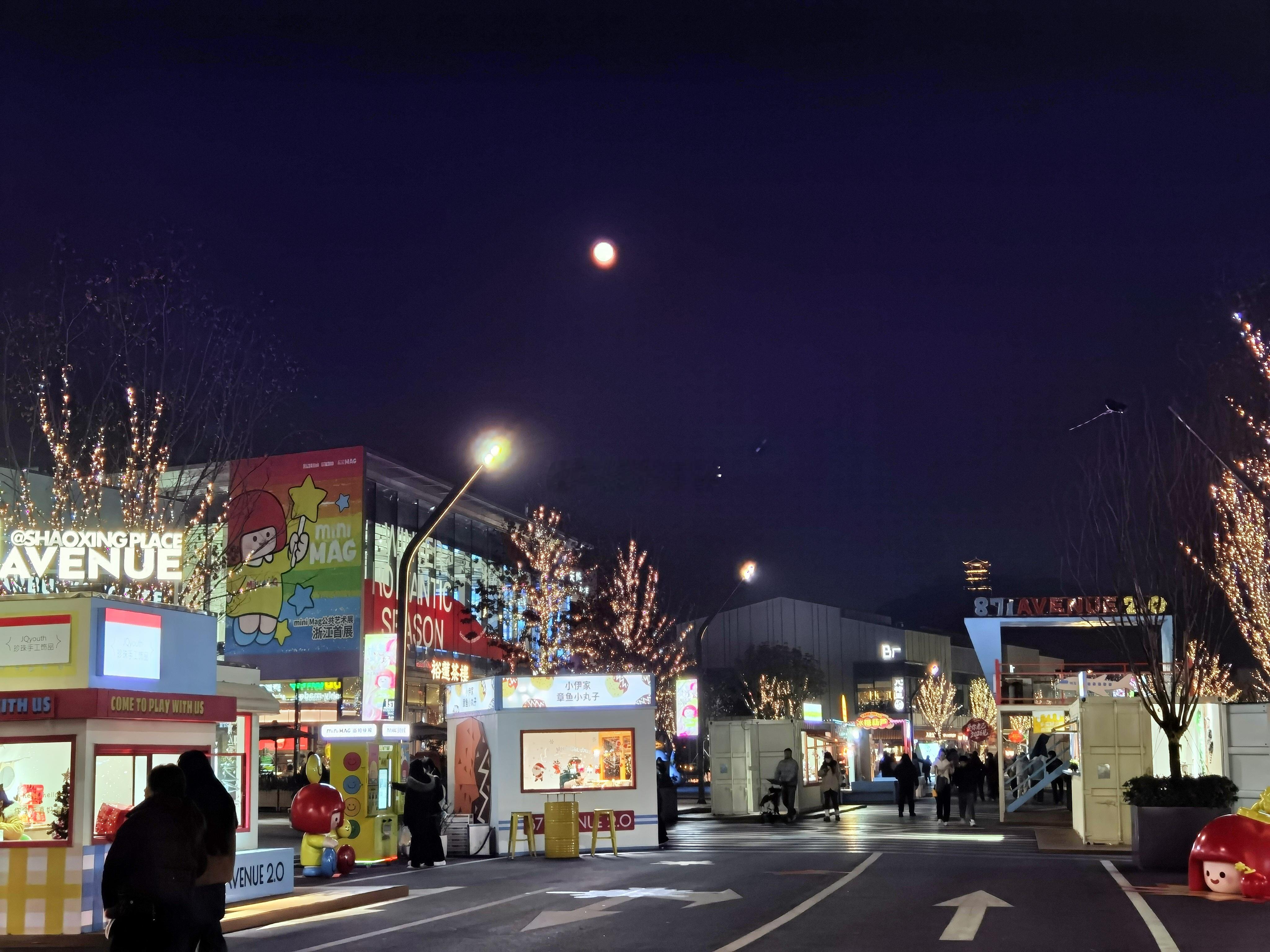 大冷天、大热天、下雨天，绍兴天地的人流量明显的比银泰少多了。 绍兴·绍兴天地