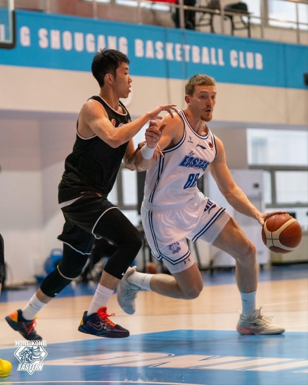香港东方发了今天与北京全运男篮热身的图集，挑一些有咱自己人面孔的照片发发，之前短