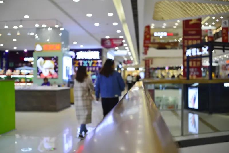 人最惬意的行为莫过于从事自己喜欢的活动，逛街、晒太阳，迎风起舞……无不把生活染成