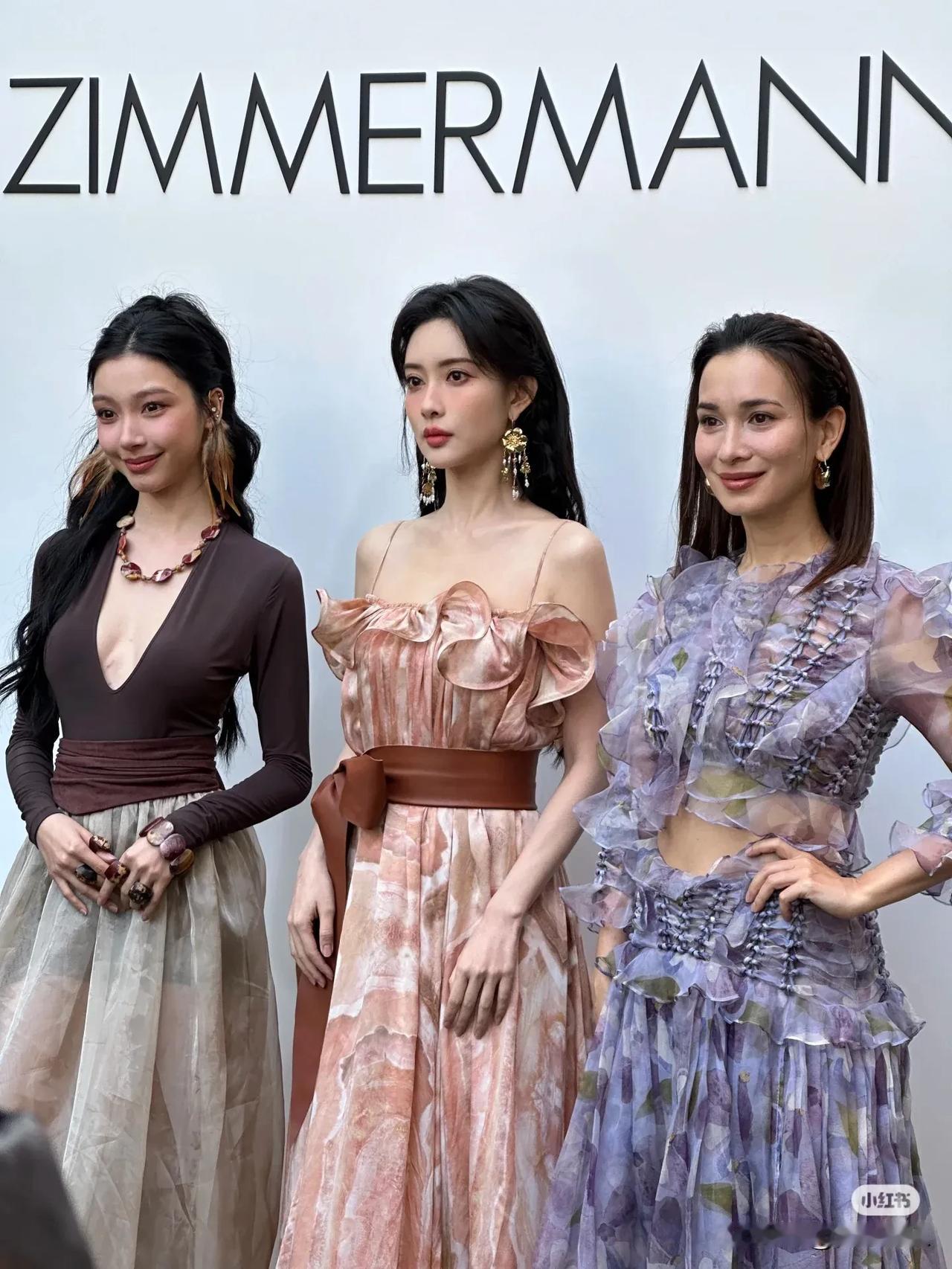 孟子义搭配的不好 一下子就变土了 模特的很度假风
衣服选错了，她不适合这种紫色，