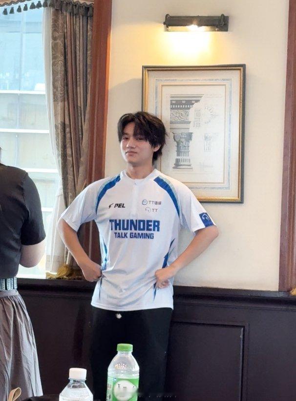 全球总决赛媒体日 路酱被思婷抓住了孩子还是有点小腼腆，瞄了一眼就闪过了和平精英全