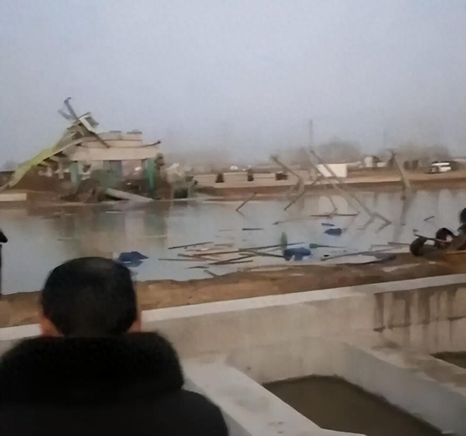 猝不及防！
2月2日下午5时46分，江苏响水县在建申线月港大桥发生系杆拱梁塌落事