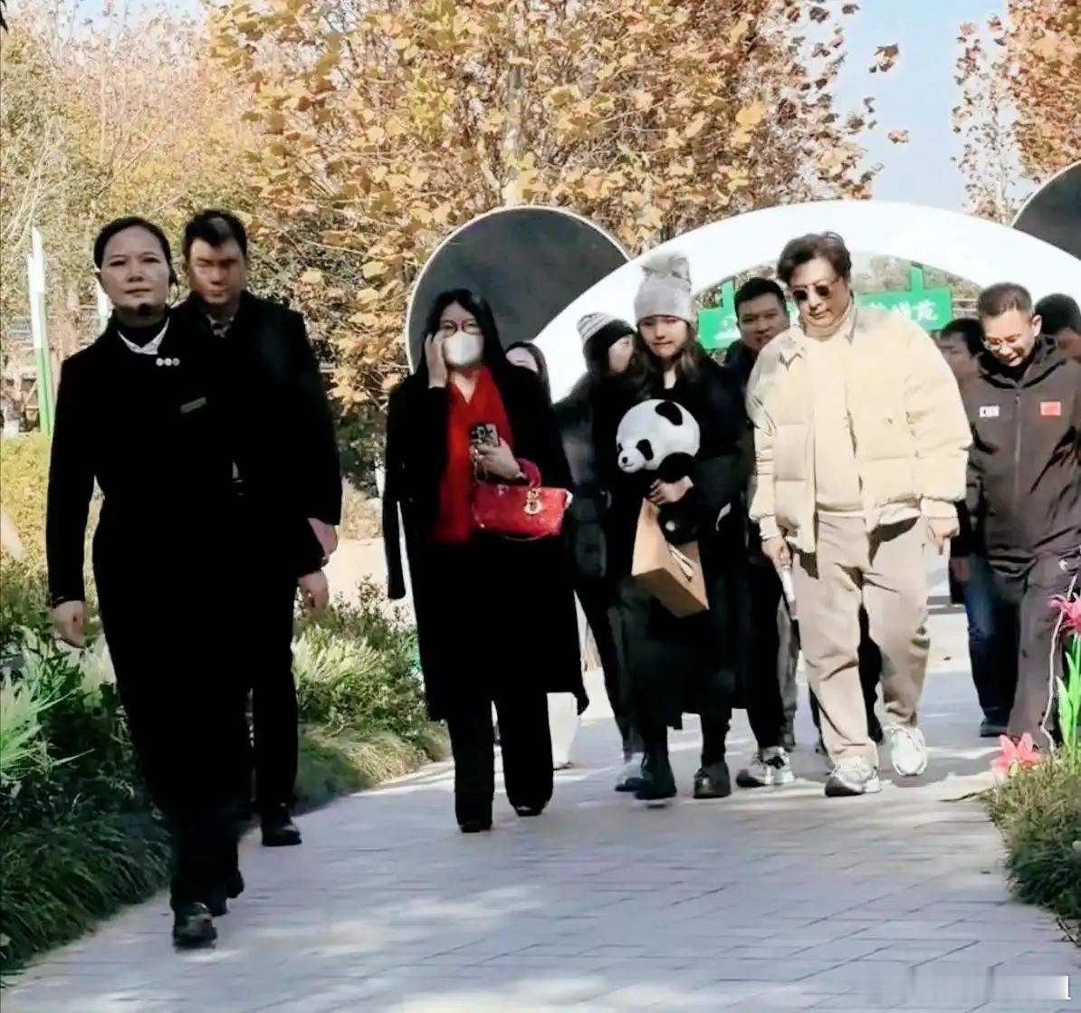 李湘这个女人不简单，离婚后还能和前夫经常一起吃饭，出去玩！ 